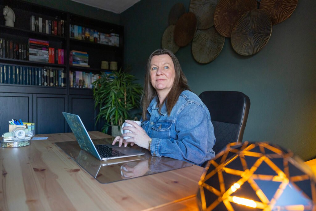 Ik staar naar buiten van achter de laptop